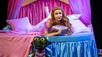 komödie winterhuder fährhaus: dornröschen findet den „bad boy“ gut