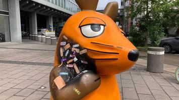 maus-figur angezündet – polizei fahndet nun mit fotos nach dem Übeltäter