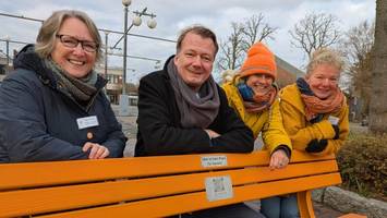 wenn männer ihre frauen töten: orange bänke erinnern an femizide