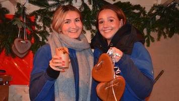 das kleine weihnachtsdorf am großen hotel ist ein gediegener treffpunkt