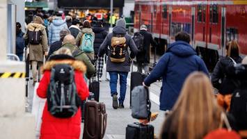 deutsche bahn: schnäppchenjäger können billig an weihnachten reisen