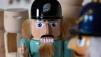 Erzgebirgisches Kunsthandwerk: Stinkefinger-Nussknacker kämpft gegen Billig-Kopien