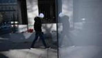 usa: us-einwanderungsbehörde stoppt sämtliche asylentscheidungen