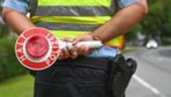 Verkehrskontrolle: Autofahrer mit Handy am Steuer an Kontrolle vorbeigefahren