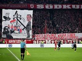 Beim Heimspiel gegen St. Pauli: Bayern-Fans provozieren Pimmel-Politiker