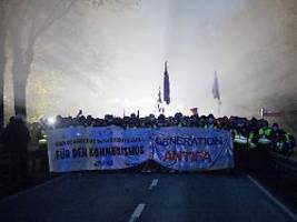 heftiger protest vor afd-treffen: erste massive blockaden um gießen, demonstranten seilen sich über bundestraße ab