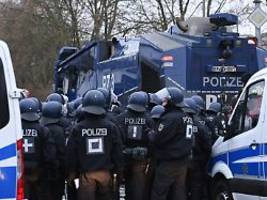 Protest-Blockade rund um Gießen: Parteichefs steckten fest: AfD-Kongress startet mit zwei Stunden Verspätung