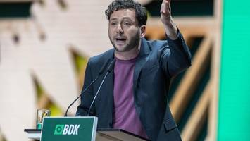 einmal im jahr nach „malle“? kein grund für scham, sagt der grünen-chef