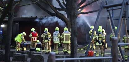 hannover: 130 feuerwehrleute kämpfen gegen großbrand in grundschule