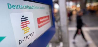 Grüne wollen Neun-Euro-Ticket zurück