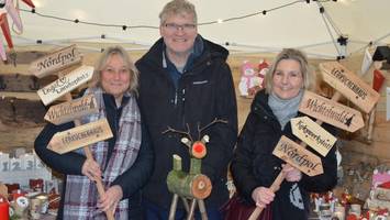 Der Adventsmarkt im Innenhof des Kulturwerks ist sogar bei Regen behaglich
