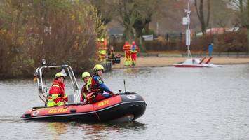 Kleidungsstücke und herrenloses Tretboot sorgen für Suchaktion bei Hamburg