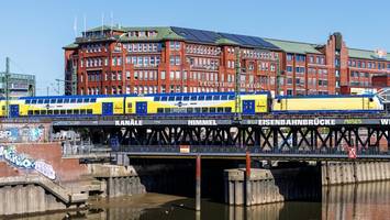 mann beschimpft frau in metronom massiv und attackiert zugbegleiter