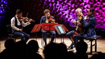 Cello-Saiten lösen sich bei Konzert und hängen büschelweise herab