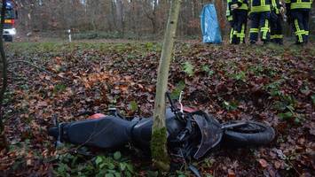 Motorradfahrer prallt bei Hamburg gegen Baum – Rettungshubschrauber