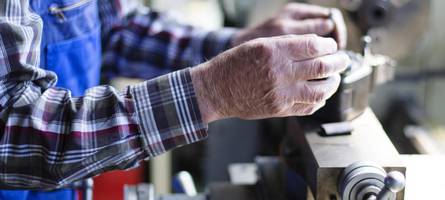 arbeiten im ruhestand: warum die unternehmen auf ältere fachkräfte angewiesen sind