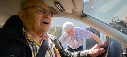 Verkehrspsychologe erklärt: Wie überzeuge ich ältere Angehörige, das Auto stehen zu lassen?