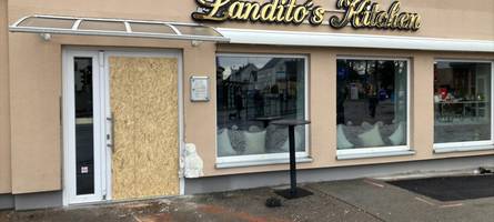 „Wie in einem Film“: Auto kracht nach Unfall in Restaurant in Lechhausen