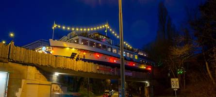 Glühwein auf Schienen und in einem Boot: Diese Münchner Christkindlmärkte sind einen Ausflug wert