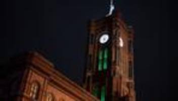 Aktion in Berlin: Zeichen gegen Todesstrafe: Rotes Rathaus grün beleuchtet