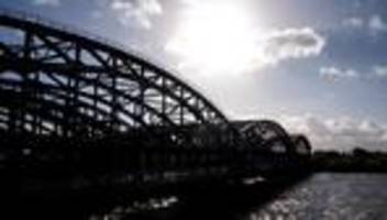 Elbquerung: Elbbrücke bleibt nach Unfall gesperrt - Fehler des Kapitäns?