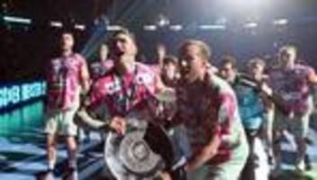 Handball-Bundesliga: Meisterschale geklaut: Füchse Berlin jubeln mit Teller