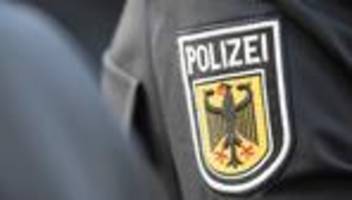 kriminalität: mann hantiert im zug in oldenburg mit einem messer