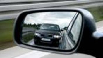 Polizei ermittelt: Streit im Straßenverkehr – Autofahrer verpasst Mann Ohrfeige