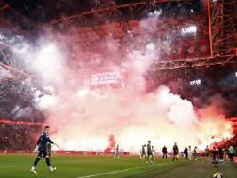 Angst um Sicherheit der Spieler: Ajax-Fans lösen Brand auf Rasen aus: Spielabbruch