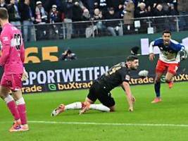 stuttgart verliert in Überzahl: freistoß-fehler und traum-konter lassen hsv komplett ausrasten