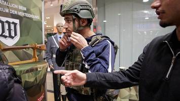 Black Friday & Tarnfarbe: Bundeswehr sucht Nachwuchs – im Shoppingcenter