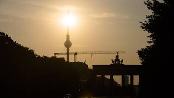 Adventsbeginn in Berlin: Sonnige Aussichten, aber nachts wird’s glatt