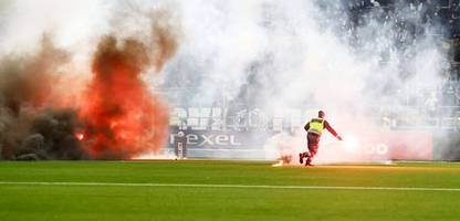 Fußball in Schweden: Kunstrasen brennt bei Spiel zwischen IFK Norrköping und Örgryte IS