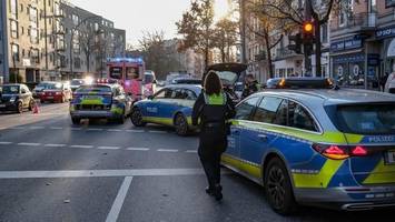 fußgängerin wird von transporter erfasst – unfallursache unklar