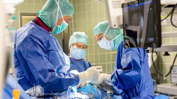 Weniger Medikamente, bessere Erholung: Wie Musik während der Narkose wirkt