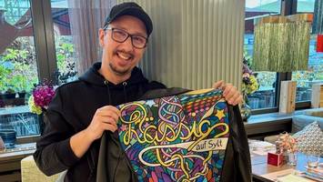 „blöder ossi“: nach mobbing und kollaps startet dieser künstler durch