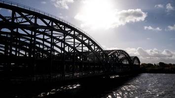 elbbrücke bleibt nach unfall gesperrt – fehler des kapitäns?