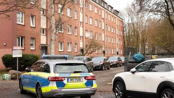 frau bedroht und verletzt verwandten mit küchenmesser