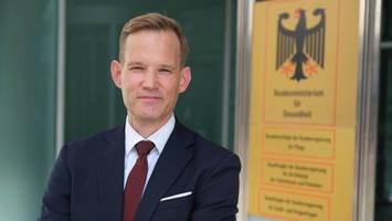 virologe hendrik streeck: wissenschaft, politik – und jetzt ein thriller