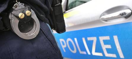 betrunkener mann pöbelt und bespuckt passanten