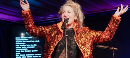 Natalie Hünig im Alten Rock Café mit Politik und Rock, Satire und Sex