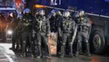 Gießen: Mehr als 50 verletzte Polizisten bei Protesten gegen AfD-Jugend