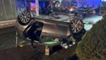 Unfall: Auto kracht durch Schaufensterscheibe - drei Schwerverletzte