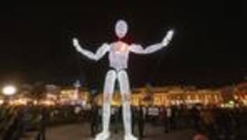 Welt-Aids-Tag: Leuchtpuppe setzt Zeichen zum Welt-Aids-Tag in Stuttgart