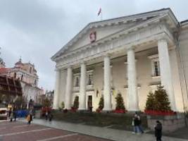 gedenktafel feierlich enthüllt: merz-zitat schmückt jetzt das rathaus von vilnius