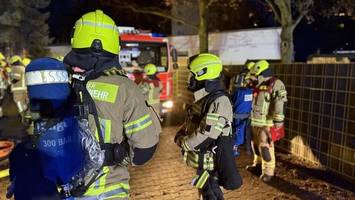 hochhaus-brand in spandau – angehörige blockieren feuerwehreinfahrt