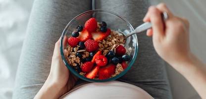 Ernährung in der Schwangerschaft: Was man unnötig meidet und welche Nährstoffe man ergänzen sollte