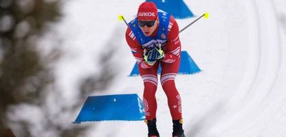 langlauf-rüpel alexander bolschunow fährt im ziel seinen teamkameraden um