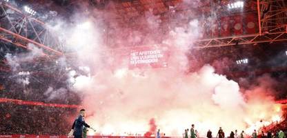 ajax amsterdam: partie gegen groningen wegen pyrotechnik auf tribüne abgebrochen