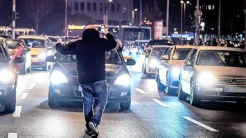 a23: porsche führt illegalen autokorso an – verkehr massiv behindert